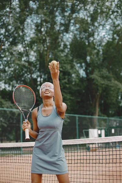 Чорноамериканська тенісистка грає на відкритому дворі. — стокове фото