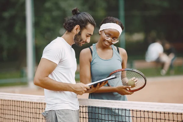 Två tennisspelare läser regler före matchen — Stockfoto