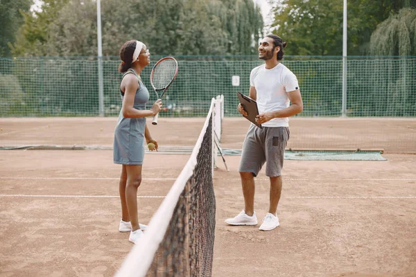 Dos tenistas hablando en una cancha de tenis antes del partido — Foto de Stock