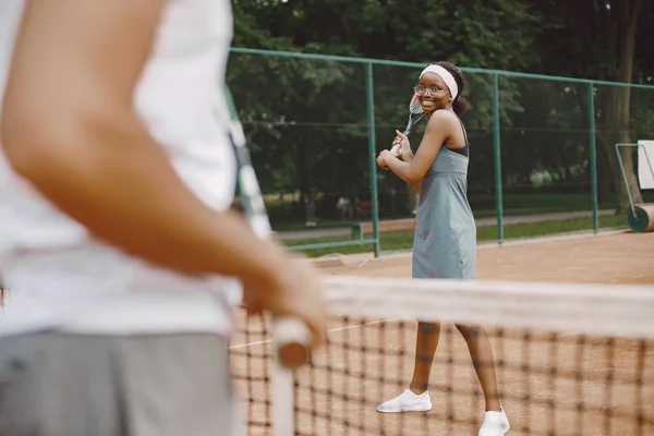 Två tennisspelare med racketar i händerna under matchen — Stockfoto