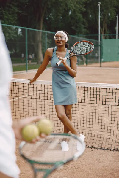 Deux joueurs de tennis avec des raquettes dans les mains pendant le match — Photo