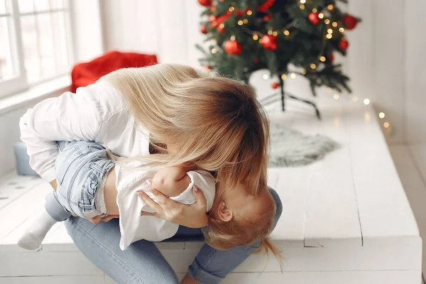 Madre e hija pasan tiempo juntas en un entorno de Año Nuevo. — Foto de Stock