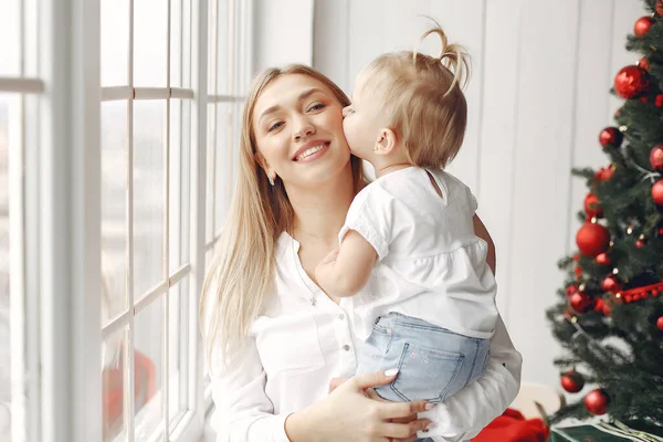 Madre e hija pasan tiempo juntas en un entorno de Año Nuevo. — Foto de Stock