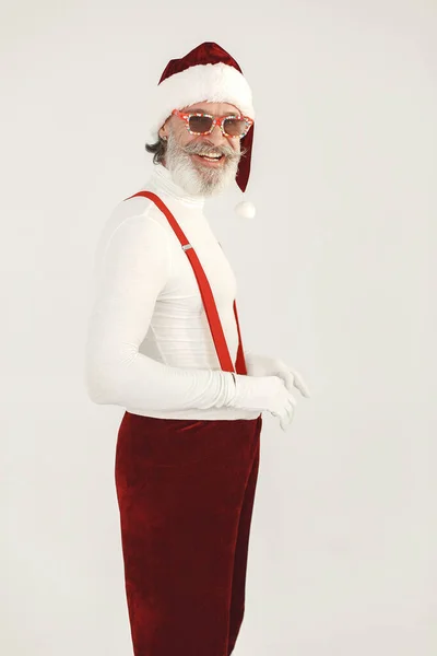 Nowoczesny Mikołaj w okularach przeciwsłonecznych na białym tle — Zdjęcie stockowe