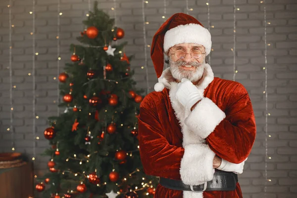 Mężczyzna w kostiumie Świętego Mikołaja patrzący w kamerę — Zdjęcie stockowe