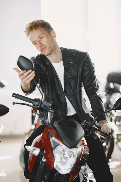 Hombre guapo eligiendo una motocicleta para comprar —  Fotos de Stock