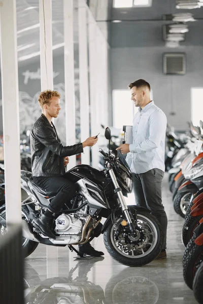 Hombre guapo eligiendo una motocicleta para comprar —  Fotos de Stock