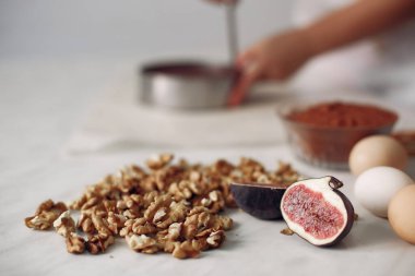 Pastanın malzemeleri masanın üzerinde..