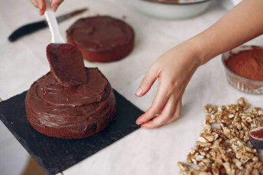 Şef çikolatalı pastayı yayar..