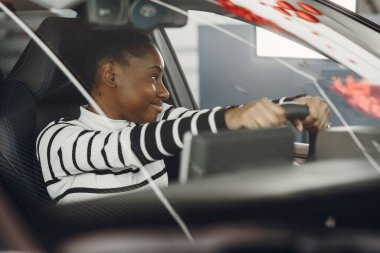 Araba galerisindeki genç Afro-Amerikan kadın.