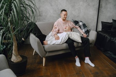 Genç, romantik eşcinsel çift sarılarak vakit geçiriyor.