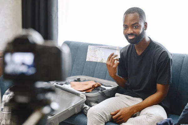 Afrikanischer Blogger nimmt Vlog auf Digitalkamera auf — Stockfoto