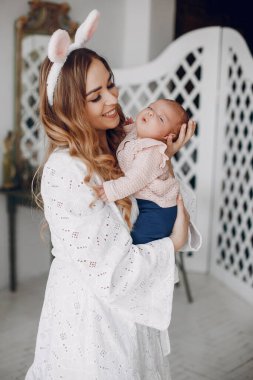 Anne ve küçük kızı bir odada.