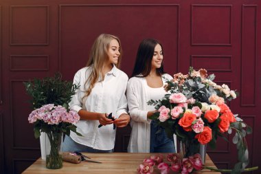 Fürist stüdyoda güzel bir buket yapar.