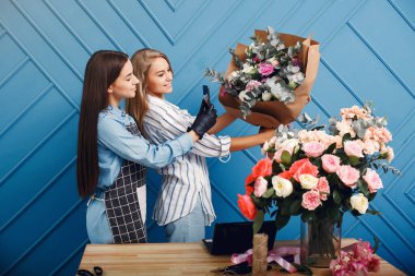 Fürist stüdyoda güzel bir buket yapar.