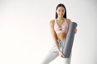 Güzel bir kız yoga stüdyosunda.