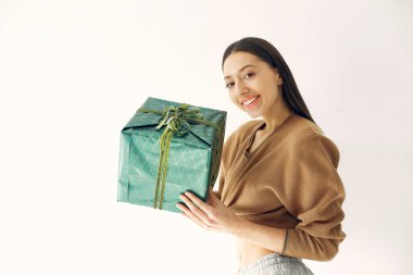 Stüdyoda elinde hediyelerle bekleyen güzel bir kız.