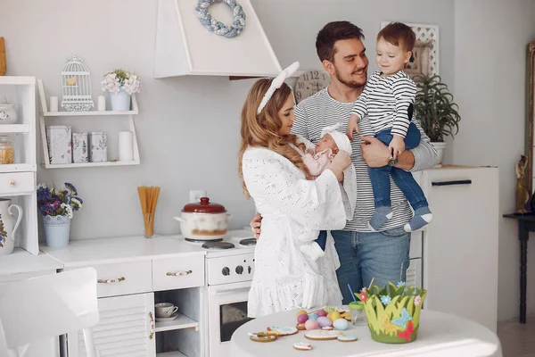 Familia con hijo pequeño en una cocina — Foto de Stock