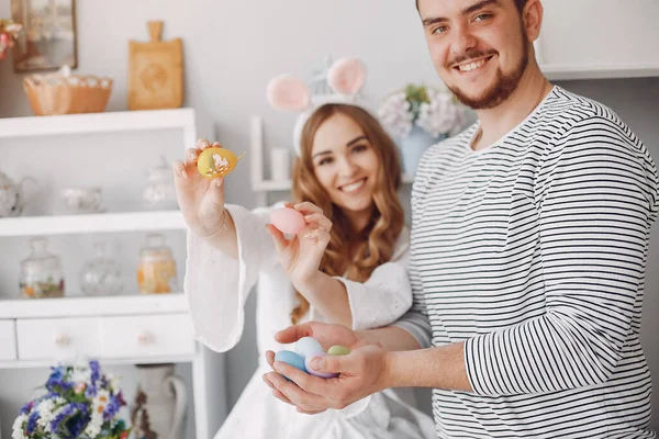 Hermosa pareja pasar tiempo en una cocina — Foto de Stock