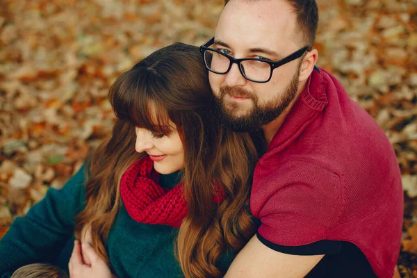 Zarif çift sonbahar parkında vakit geçiriyor.