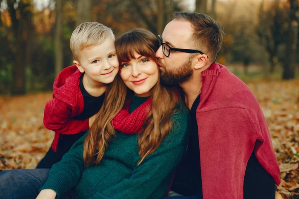 Familie mit kleinem Sohn im Herbstpark — Stockfoto
