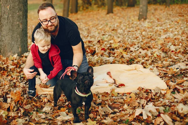 Roztomilá rodina hraje v podzimním parku — Stock fotografie