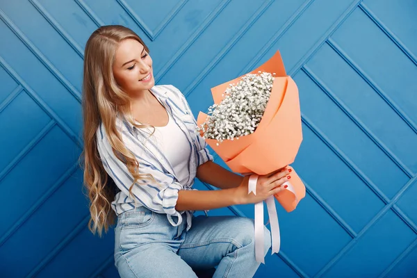 Fürist stüdyoda güzel bir buket yapar.