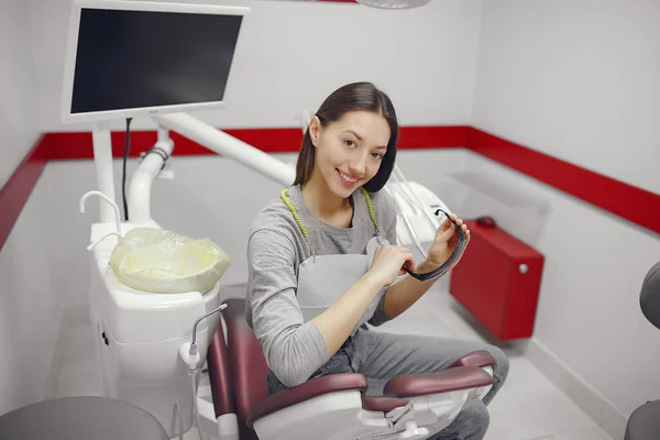 Beautiful girl sitting in the dentists office — Stock Photo, Image