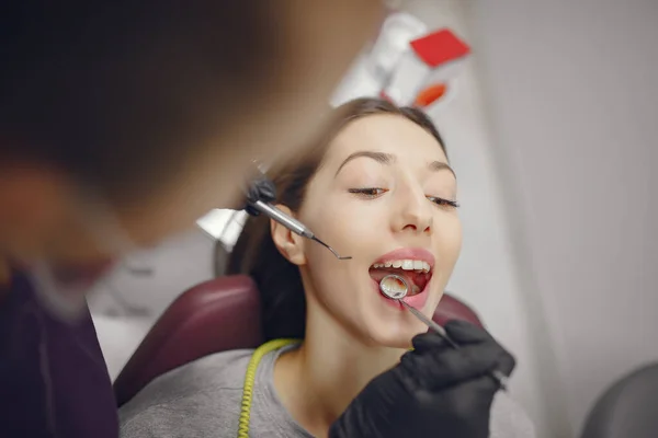 Beautiful girl sitting in the dentists office — Stock Photo, Image