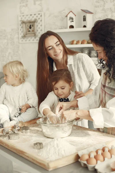 Сім'я готує тісто для печива — стокове фото
