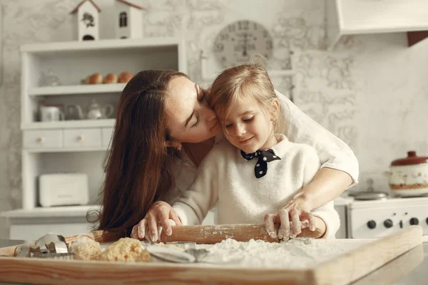 Rodina vaří těsto na sušenky — Stock fotografie