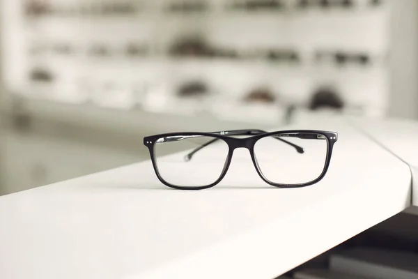 흰색 배경에 고립 된 안경 — 스톡 사진