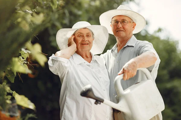 Красивая пожилая пара проводит время в летнем саду — стоковое фото