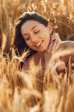 Tarlada zaman geçiren şık bir kadın.