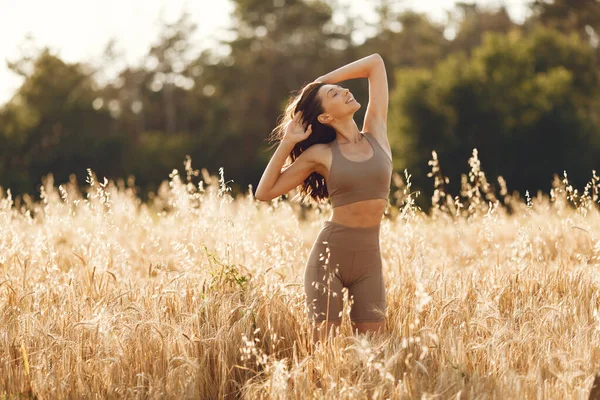 Mulher elegante passar o tempo em um campo de verão — Fotografia de Stock