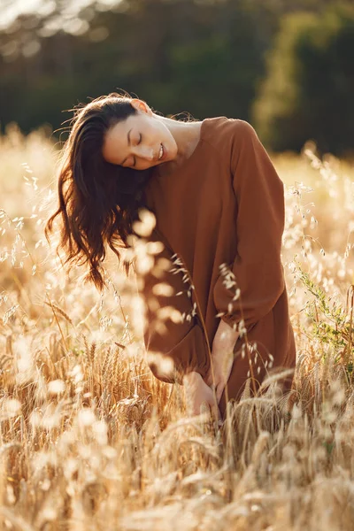 Стильная женщина проводит время в летнем поле — стоковое фото