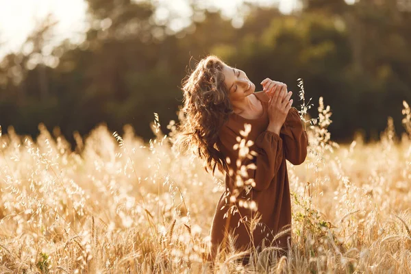 Стильная женщина проводит время в летнем поле — стоковое фото