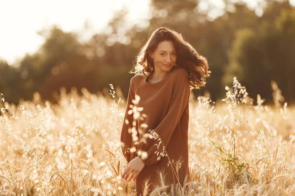 Femeia elegantă petrece timp într-un câmp de vară — Fotografie, imagine de stoc