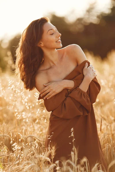 Stijlvolle vrouw brengt tijd door in een zomerveld — Stockfoto