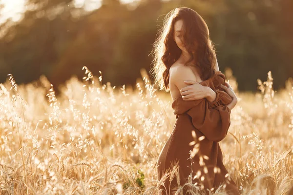 Femeia elegantă petrece timp într-un câmp de vară — Fotografie, imagine de stoc