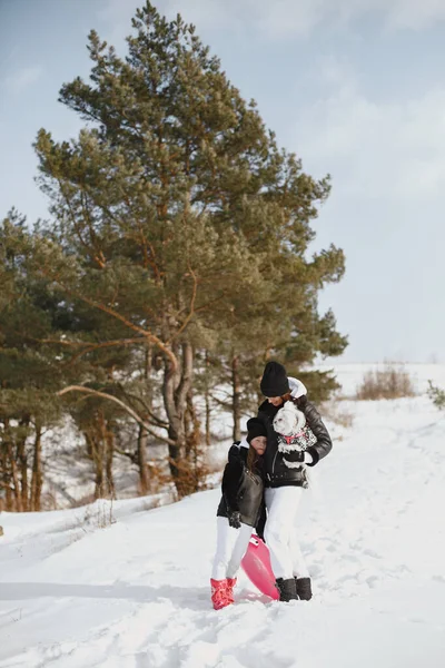 Mãe e criança em roupas de inverno brincam no parque de inverno — Fotografia de Stock