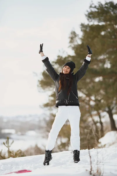 冬の公園でファッショナブルな女性の屋外写真 — ストック写真