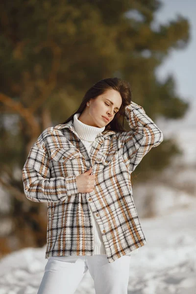 Outdoor photo of fashionable female in winter park — Fotografia de Stock