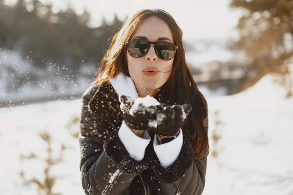 Outdoor photo of fashionable female in winter park —  Fotos de Stock