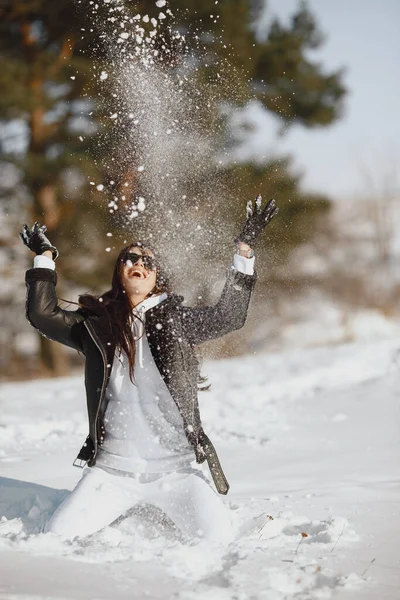 Відкрита фотографія модної жінки в зимовому парку — стокове фото