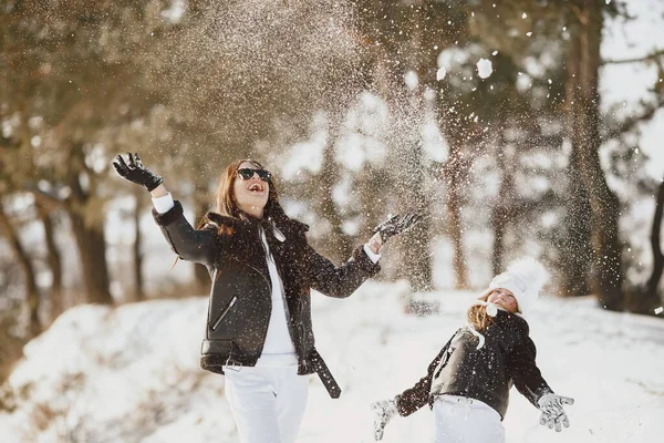 Мати і дитина в зимовому одязі грають в зимовому парку — стокове фото