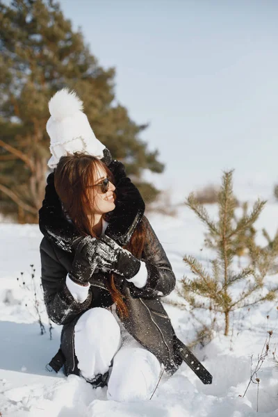 Мать и ребенок в зимней одежде играют в зимнем парке — стоковое фото