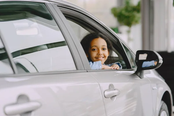 Linda chica africana en concesionario de coches modernos — Foto de Stock