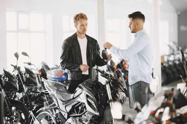 Bell'uomo che sceglie una moto da comprare — Foto Stock