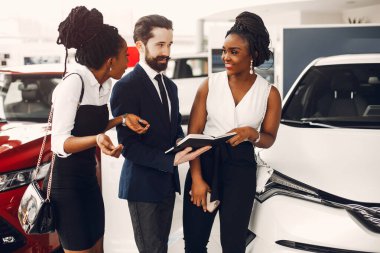 Bir araba salonunda iki şık siyah kadın